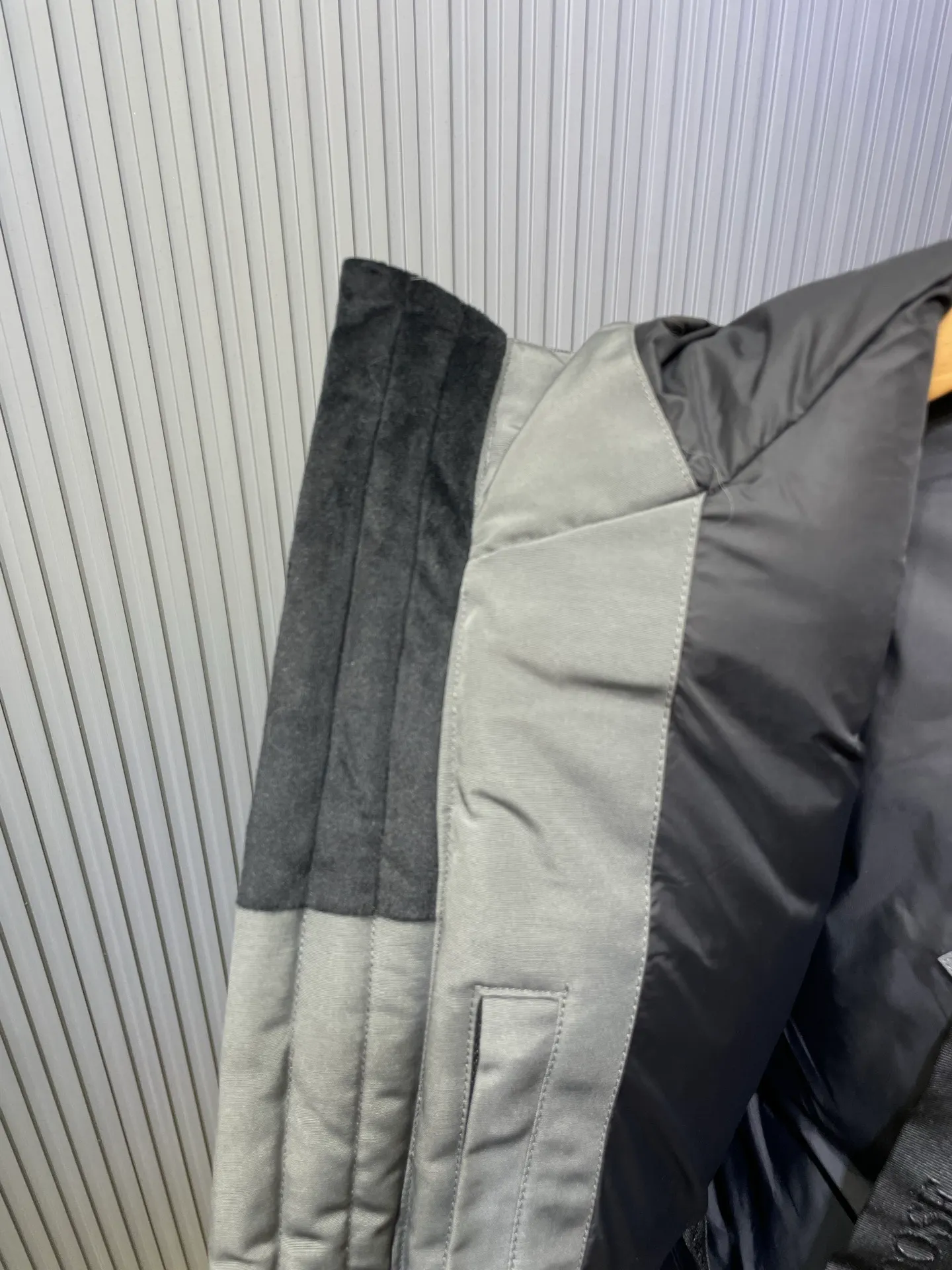 P910 special version 🌟 🇨🇦CANADA GOOES 24 new models 08 models/couple models Factory direct supply: supplying global purchasing agents, micro-business, entities, Tmall, high-end stalls and studio cooperation, free shipping! Canada Goose Expedition Parka 2008 is the same style for men and women. It is mid-length and the most timeless classic. All Arctic and Antarctic scientific expedition teams choose Canada Goose as their cold-proof equipment. It is the Rolls-Royce of down jackets. ➖ Industry-leading anti-counterfeiting chip sensing. ➖ Imported Behringer embroidery machines and customized embroidery labels, the highest level and industry leading. ➖ Imported Korean 21-count polyester-cotton blended original fabric, TC85 waterproof coated fabric, water-repellent, windproof and wear-resistant. ➖ The new national standard 80 white duck down is filled with an average of 520 grams of down. The amount of down filled is industry-leading. ➖ 100% nylon lining with double double-layer sealing design to prevent velvet running, and seamless thread design on the cuffs! ➖ Western Canadian Green Wolf Collar. ➖ Yoshida YKK provides original factory-customized electroplated sliders. YKK two-way lockable zippers are tight and smooth and do not peel off paint. ➖ 3M composite Velcro is durable and the accessories and hardware are all custom-made. Note: Our copywriting is only simple and clear. Instead of bragging about the copywriting, it is better to compare and understand with samples. Only for the purest goose, the most dedicated, the most professional, the highest quality, the highest cost performance!  Size:XS-XXL